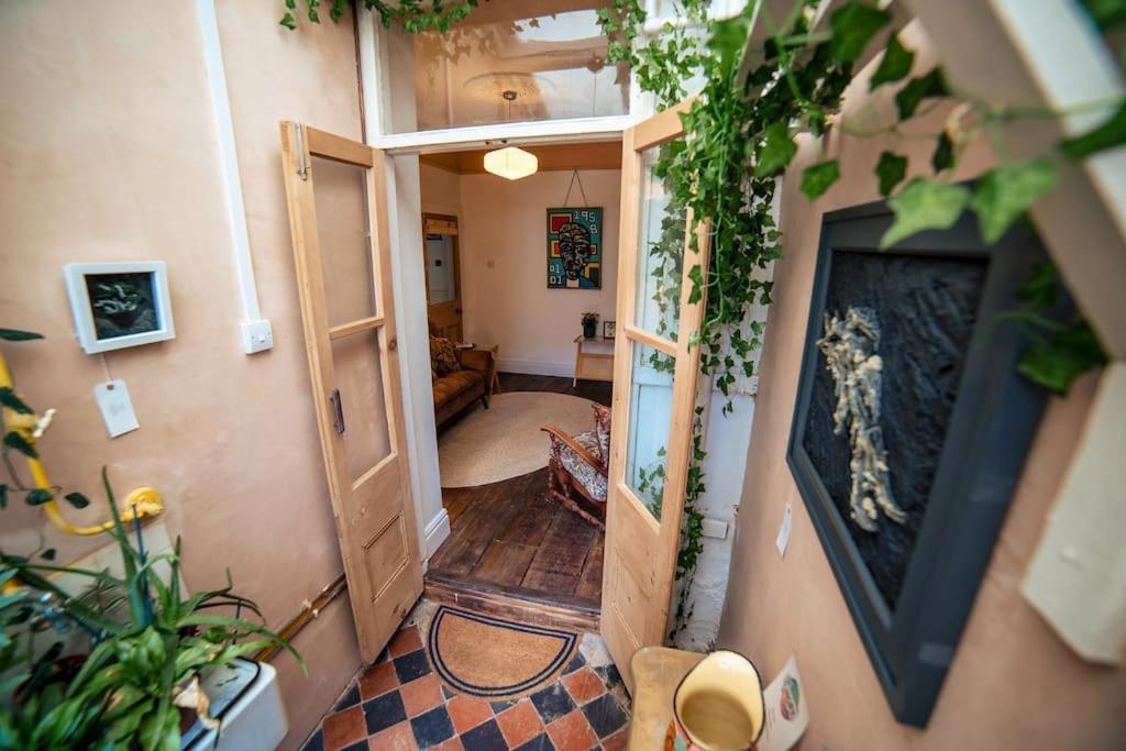 Glenroy Arts Gallery Meets Living Space Кардифф Экстерьер фото
